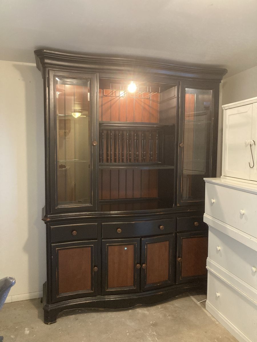 Beautiful China Hutch/Cabinet like new