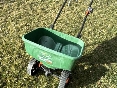 Scotts Turf Builder Edgeguard DLX Model