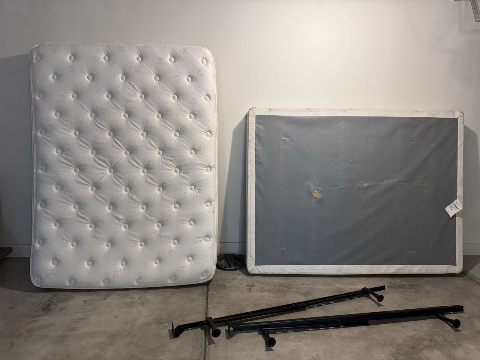 Queen mattress + frame + box spring