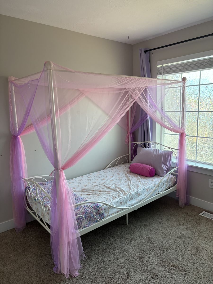 Twin Size Canopy Bed