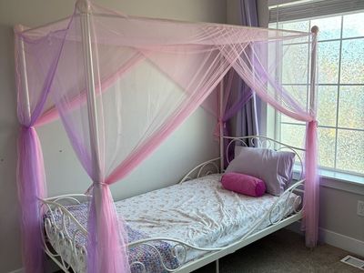 Twin Size Canopy Bed
