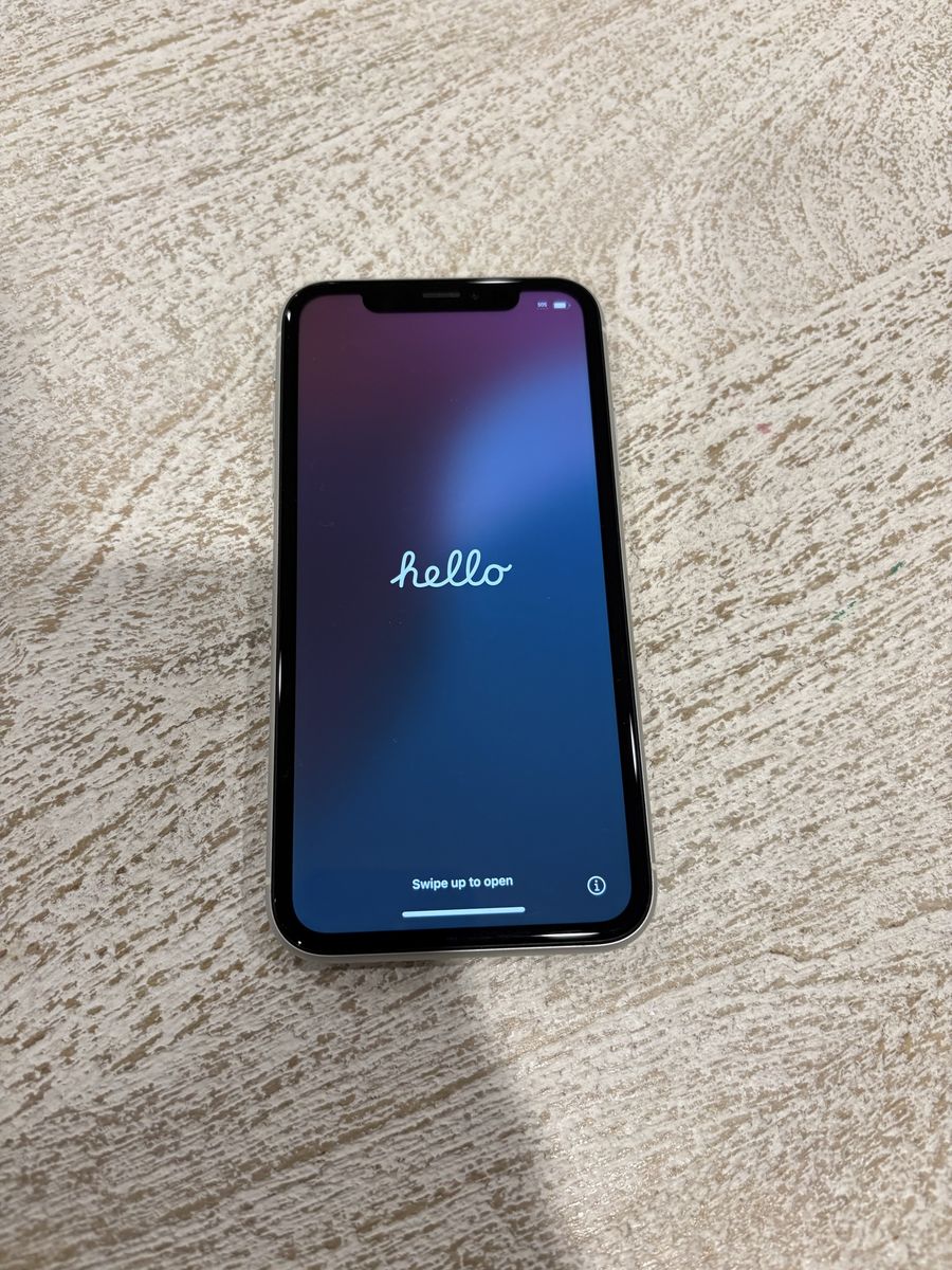iPhone XR 128GB White Unlocked - Excellent Condition