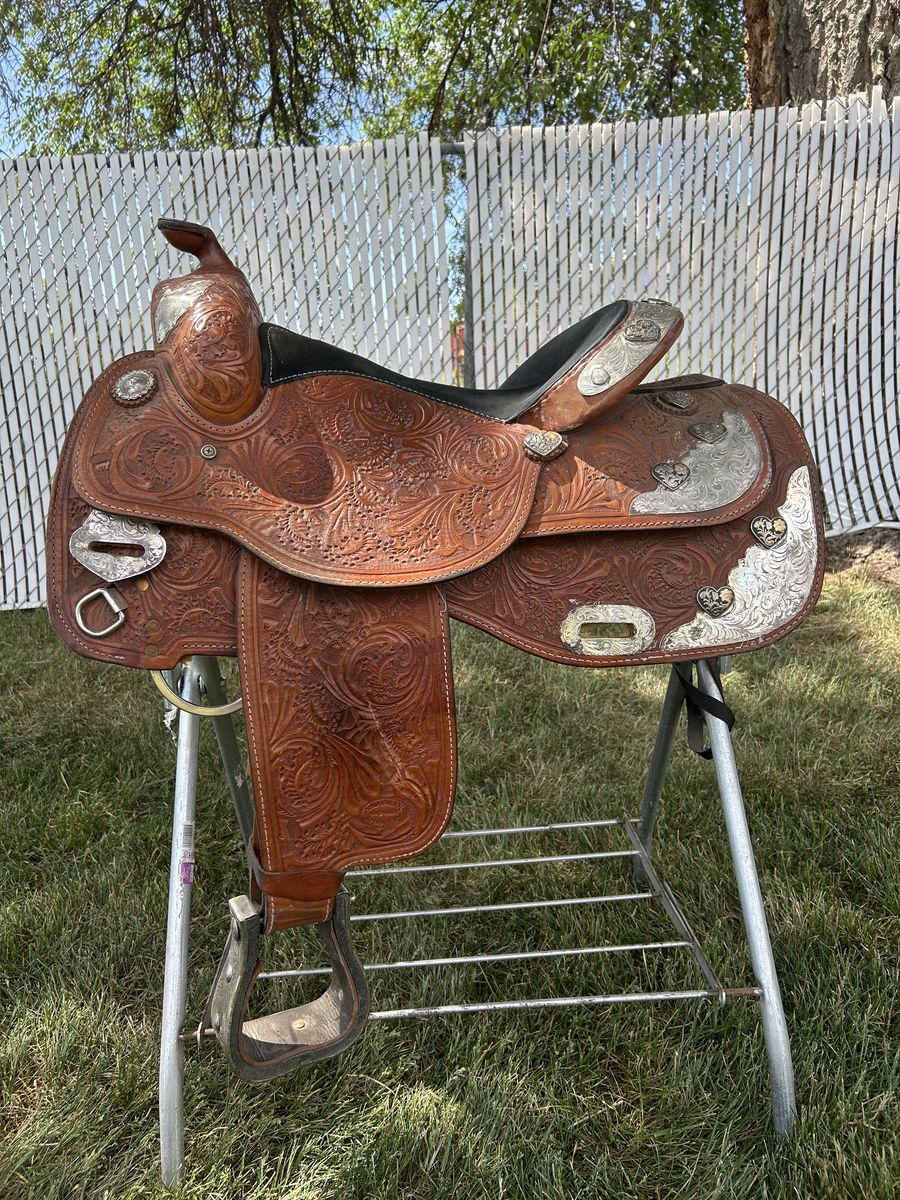 Show Saddle