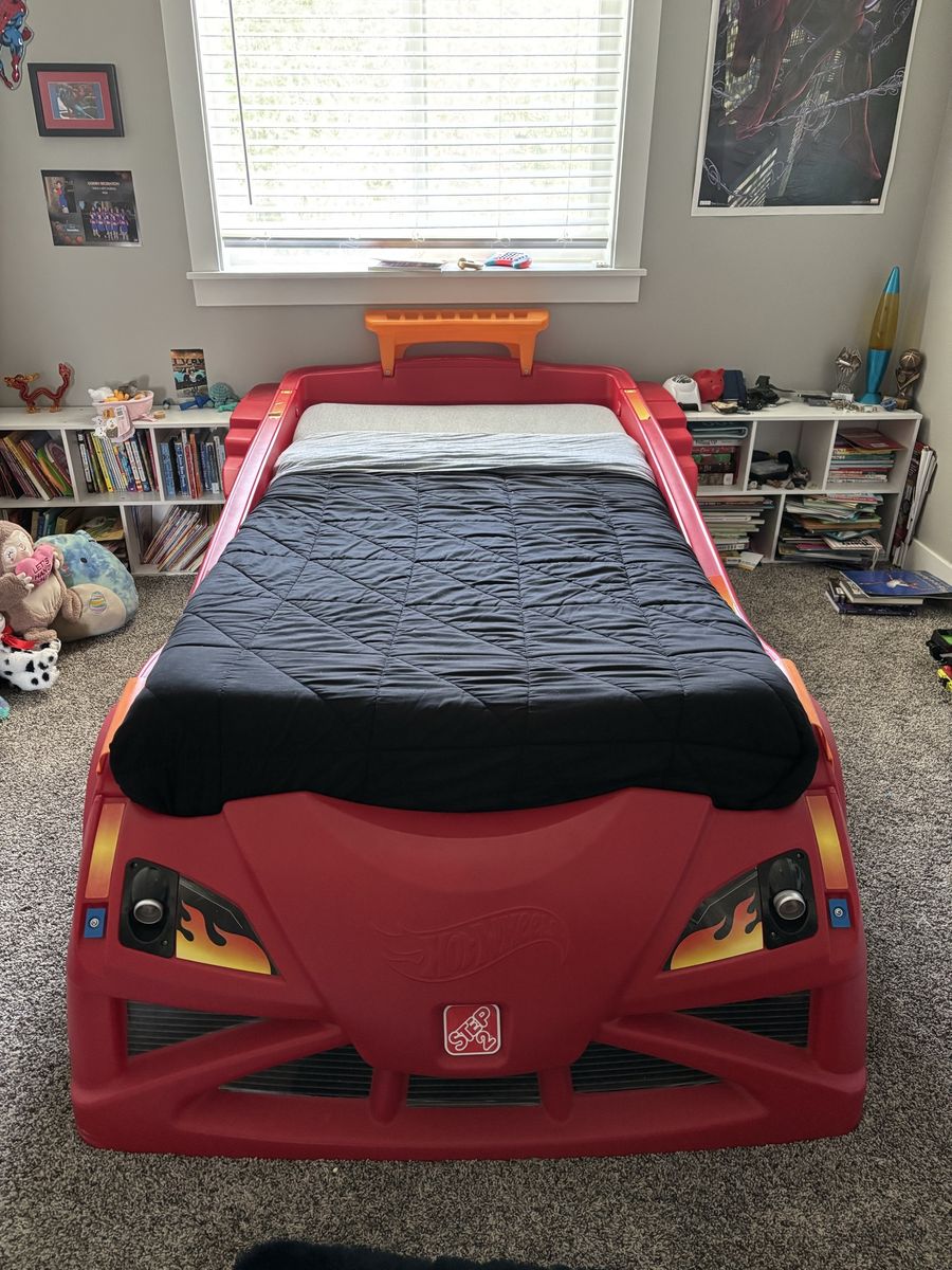Hot Wheels Toddler to Twin Race Car Bed/ Mattress 