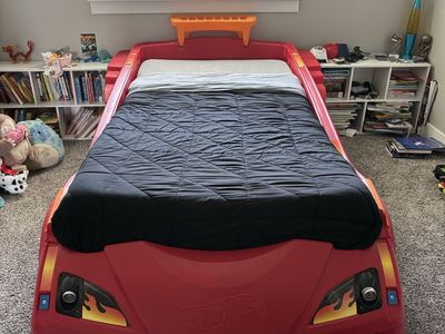 Hot Wheels Toddler to Twin Race Car Bed/ Mattress