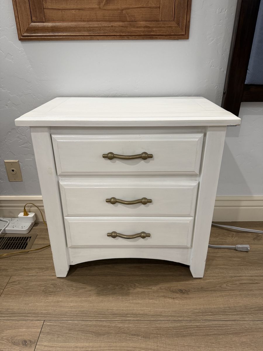 White nightstand with 2 drawers