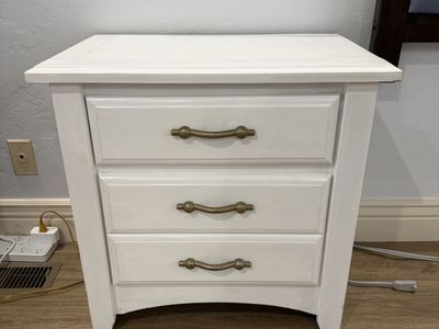 White nightstand with 2 drawers