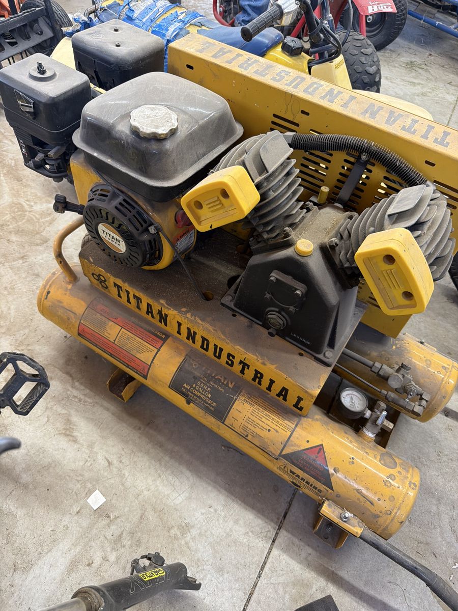 Titan Industrial 5.5 HP 8 Gallon Air Compressor