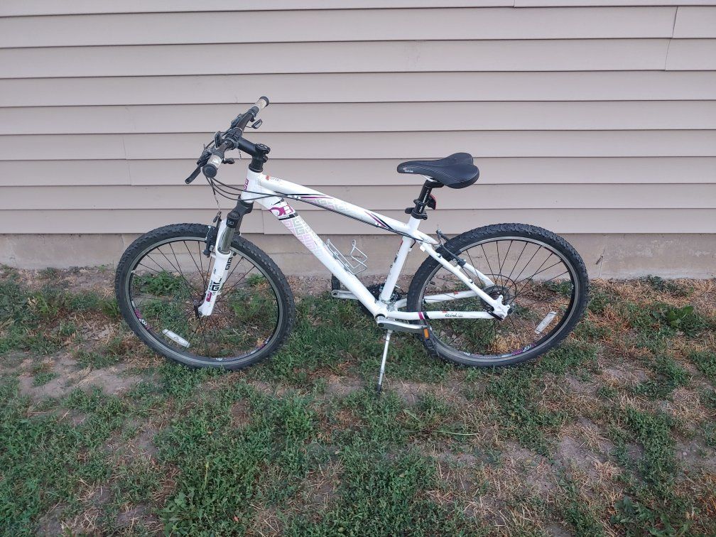 DiamondBack Diamond Back Lux Devine Mountain Bike 26" Tires With Front Shocks