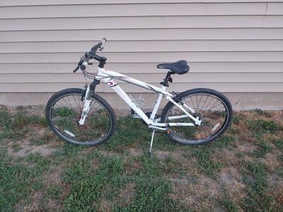 DiamondBack Diamond Back Lux Devine Mountain Bike 26" Tires With Front Shocks