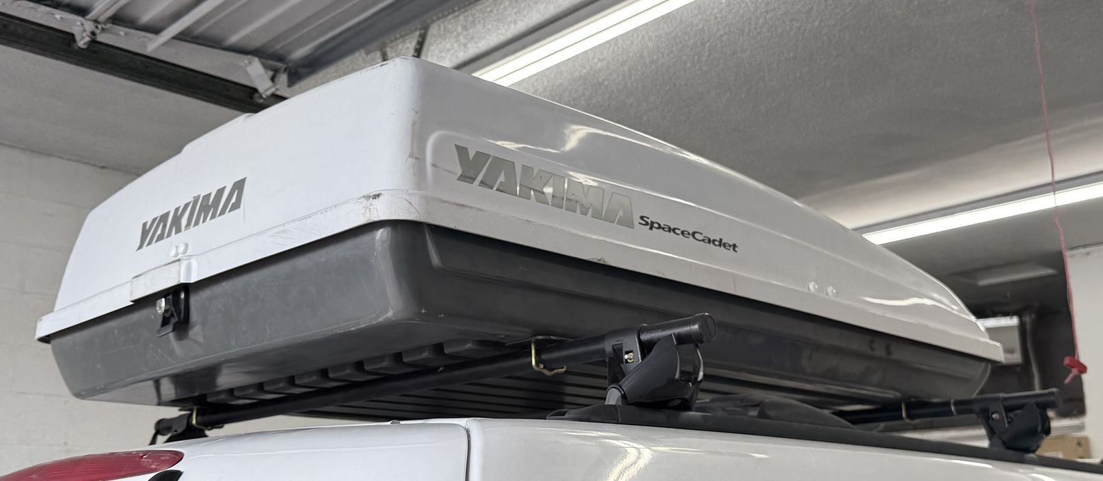 YAKIMA CARGO BOX FOR VEHICLE ROOF STORAGE