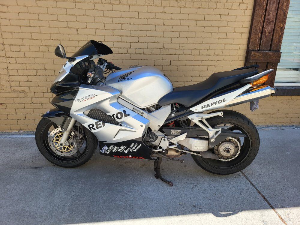 Nice Honda VFR 800 Interceptor Repsol bullet bike