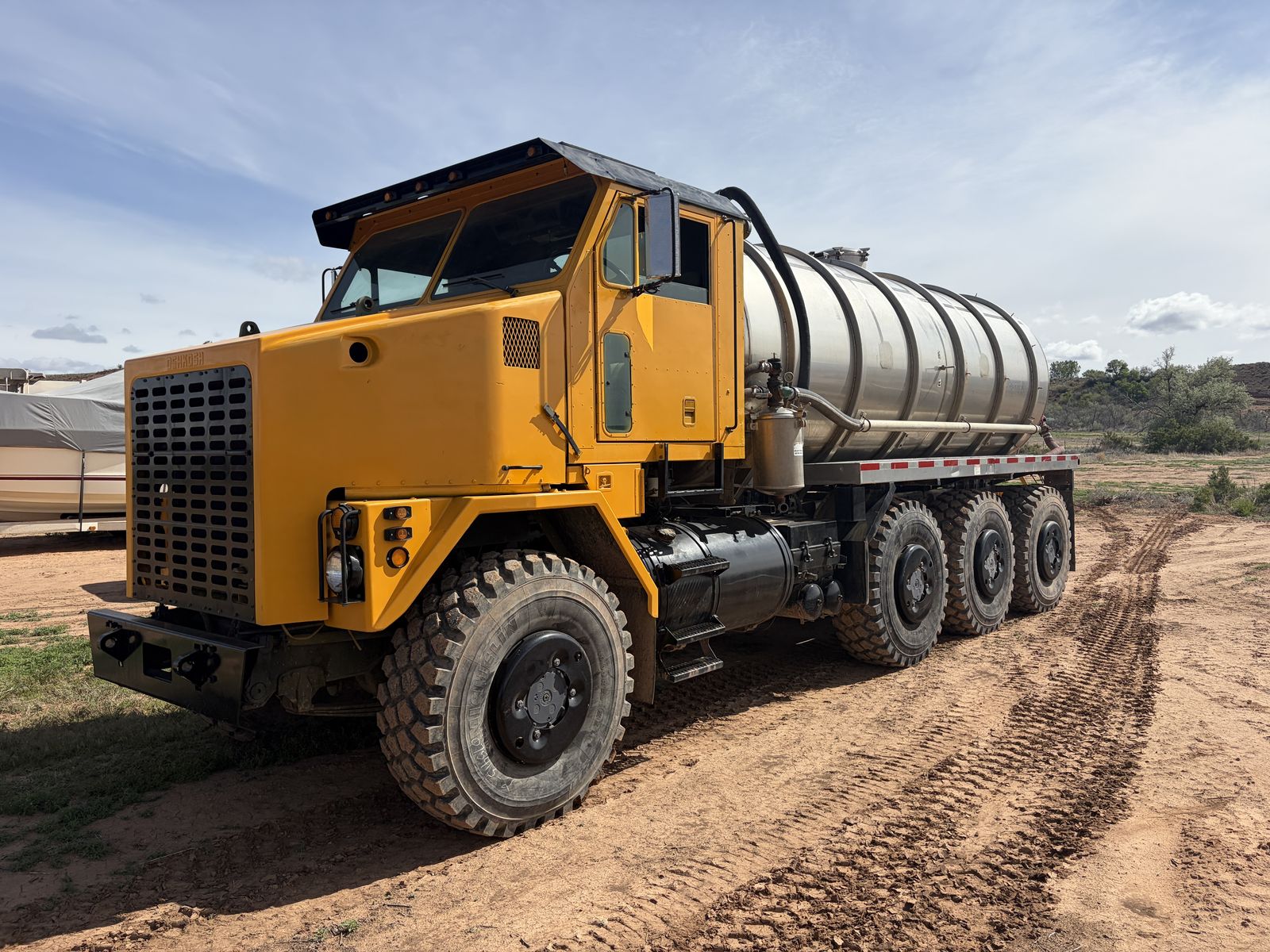 1994 Oshkosh M1070 8x8 with Stainless Steel Vacuum Water Tank