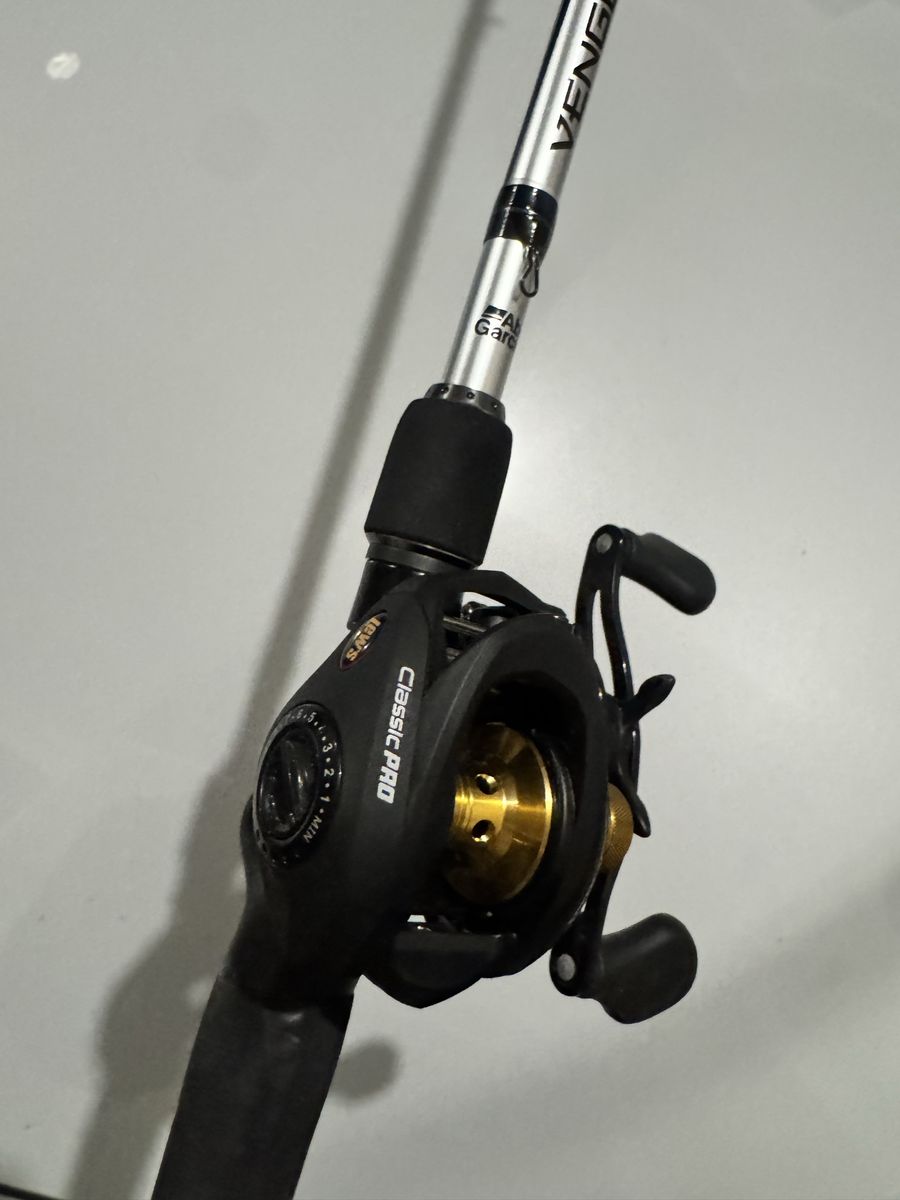 Lew’s classic pro Baitcaster reel Abu Garcia vengeance rod