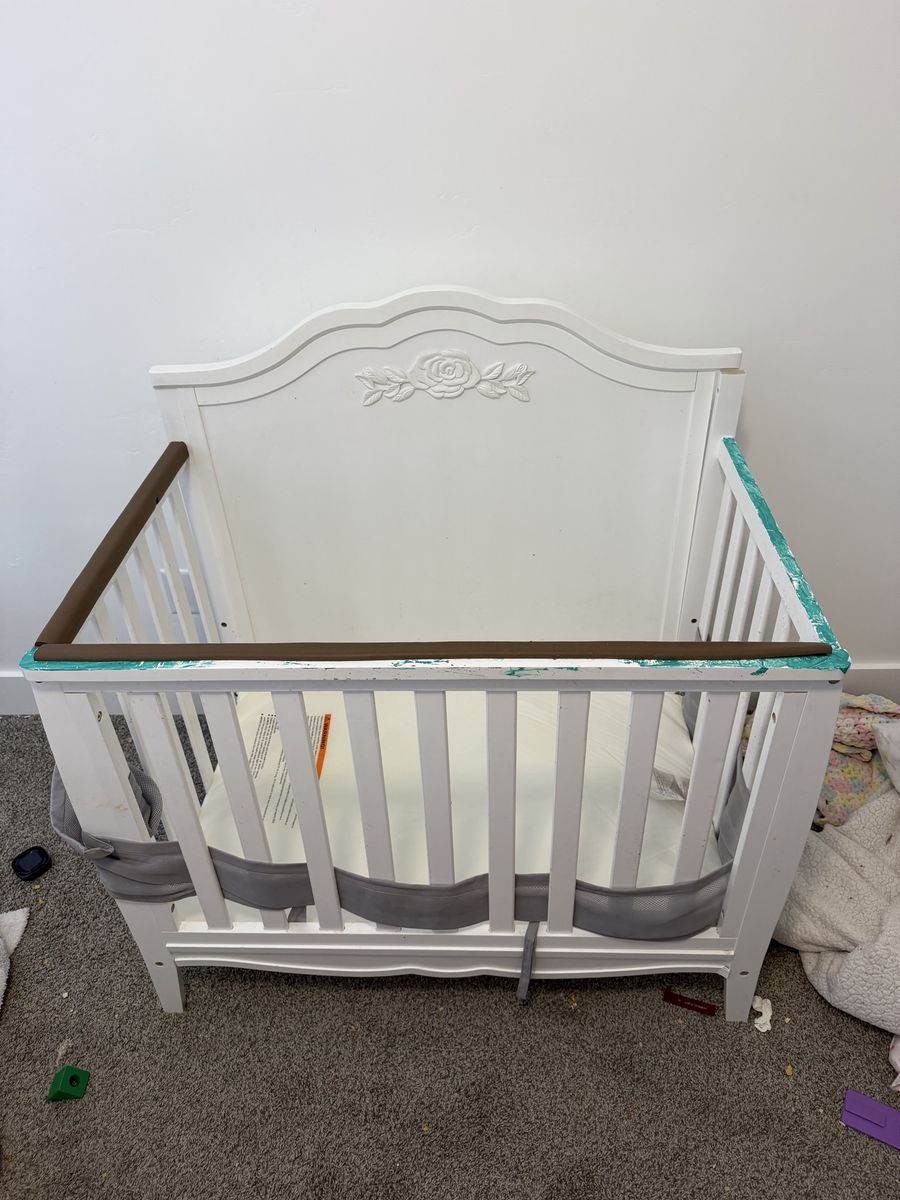 White Wooden Baby Crib with Mattress and Rail Covers