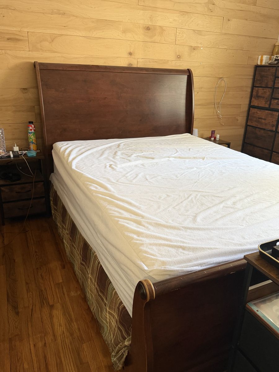 Queen Bed Frane And Mattress