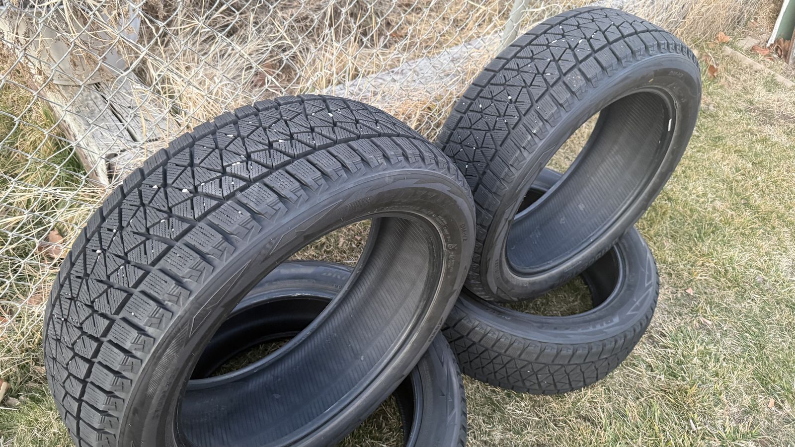 Bridgestone Blizzack 235–5 5R20