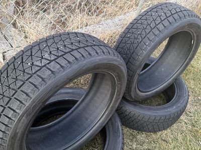 Bridgestone Blizzack 235–5 5R20