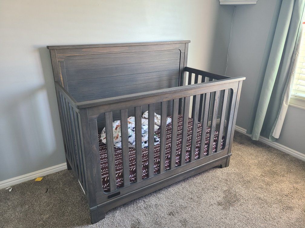 Simmons Slumber Time Crib and Changing Table
