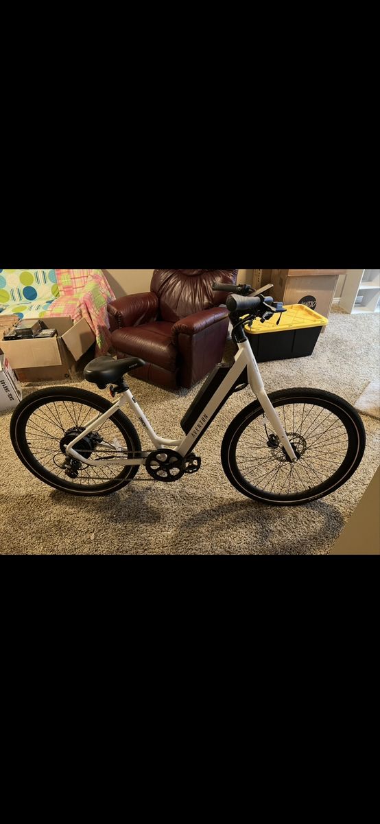 Aventon Pace 350 Step-Through E-Bike - White, Used Good Condition, 7-Speed, Pedal Assist