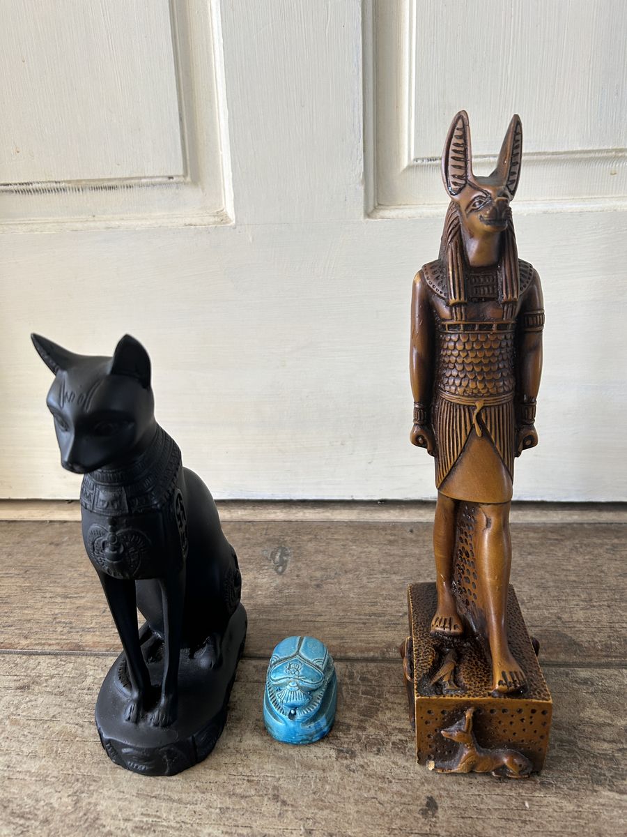 Lot of Egyptian accessories: Anubis, Black cat, Scarab