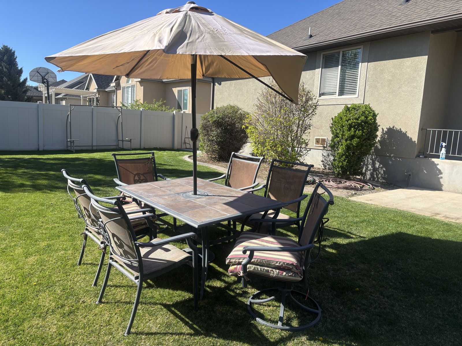 Patio Tabke With Chairs & ymbrella