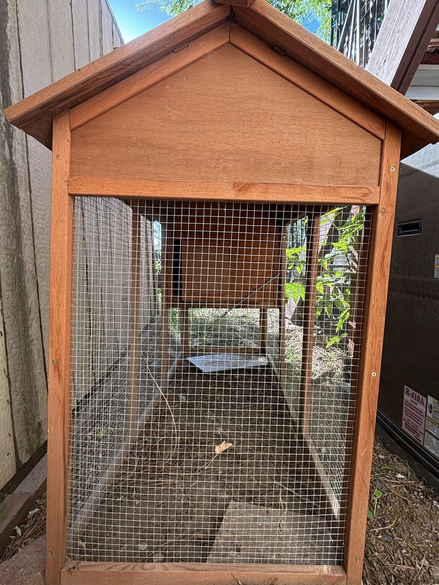 Large Wooden Chicken Coop - Weather Resistant Hen House with Galvanized Wire Mesh & Multi-Level Design