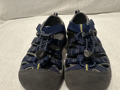 Keen toddler size 12, navy blue, hiking sandals