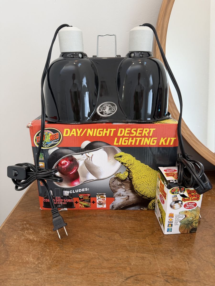 BRAND NEW Zoo Med Day Night Desert Reptile Lighting Kit with Dual Dome Lamp Fixture