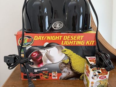 BRAND NEW Zoo Med Day Night Desert Reptile Lighting Kit with Dual Dome Lamp Fixture