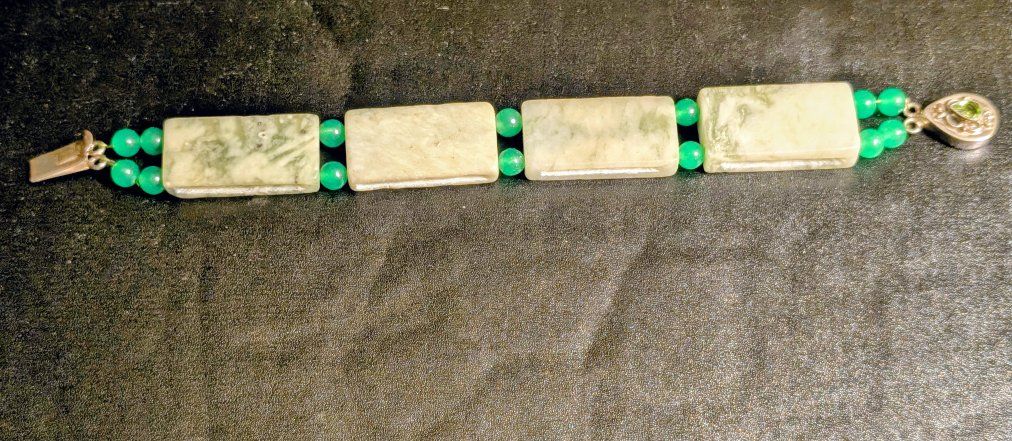 Vintage Jade bracelet with sterling silver 925 clasp. Excellent condition located in Roy 