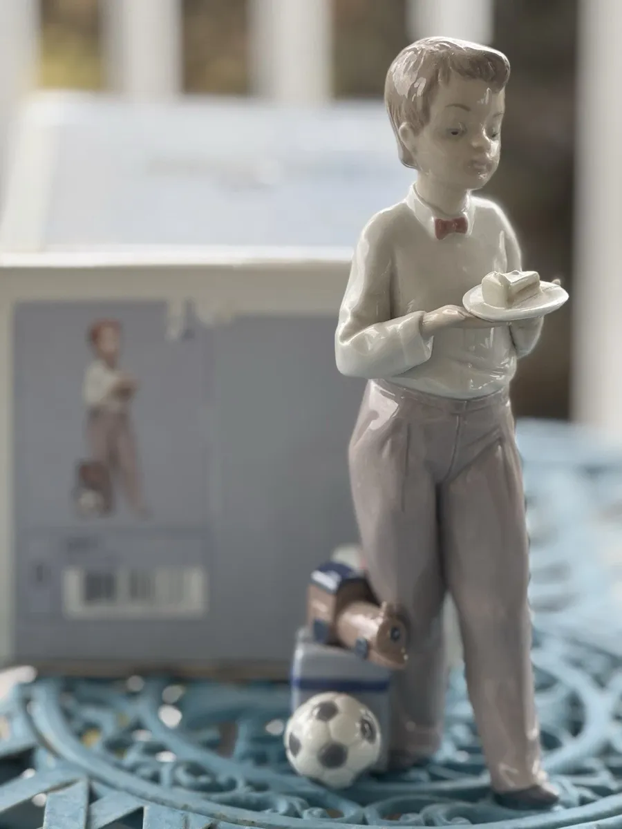 Lladro "Guest of Honor" #5877, Birthday Boy with Cake & Presents W/BOX - READ