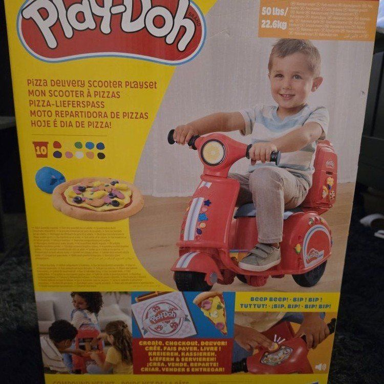 Play-Doh pizza scooter delivery play set.