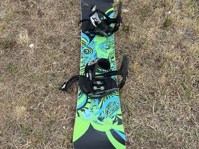 Burton Snowboard 145 w Bindings