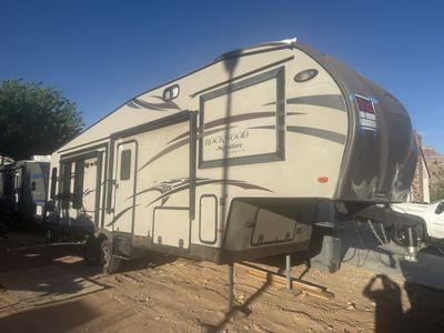 2015 Rockwood fifth wheel trailer