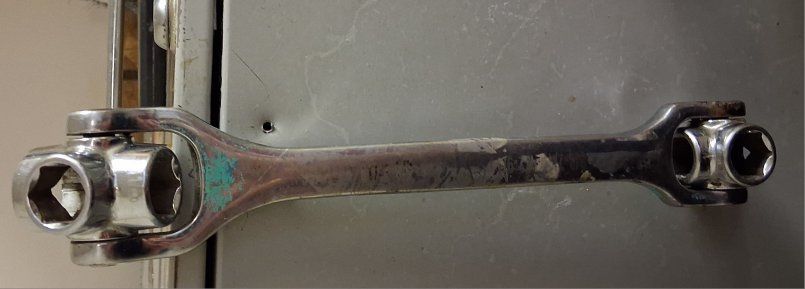 Dog bone wrench