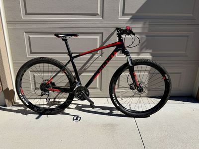 Giant TALON III Hardtail Mountain Bike w/ 29” wheels
