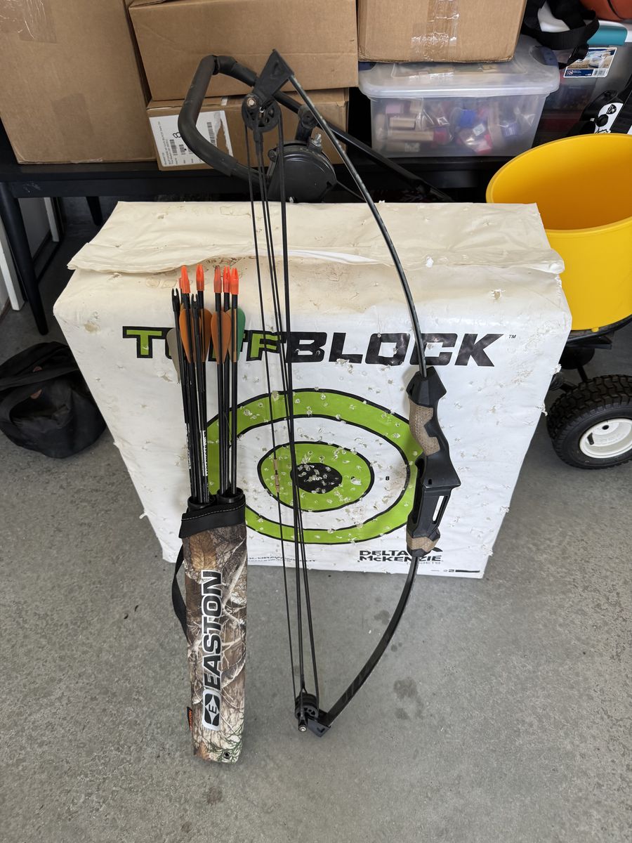 Kids Mossy Oak Bow, arrows and Target