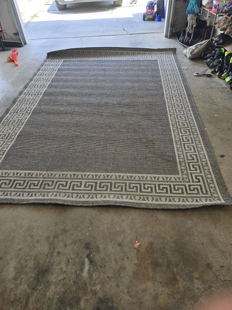 Outdoor patio rug