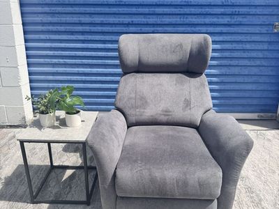 LIKE NEW ABBYSON HOME PUSHBACK RECLINER (COSTCO)