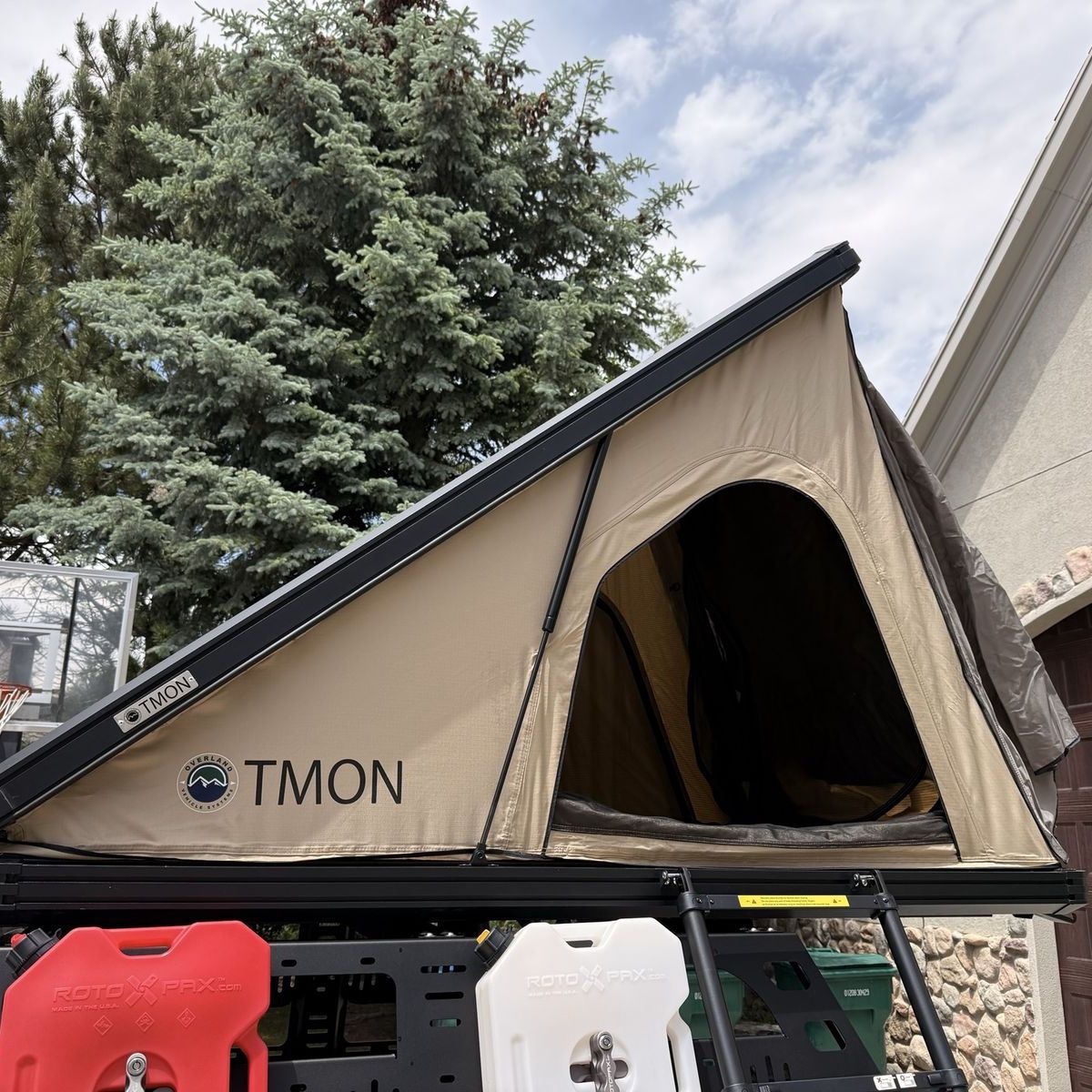 Overland vehicle system TOMN truck tent