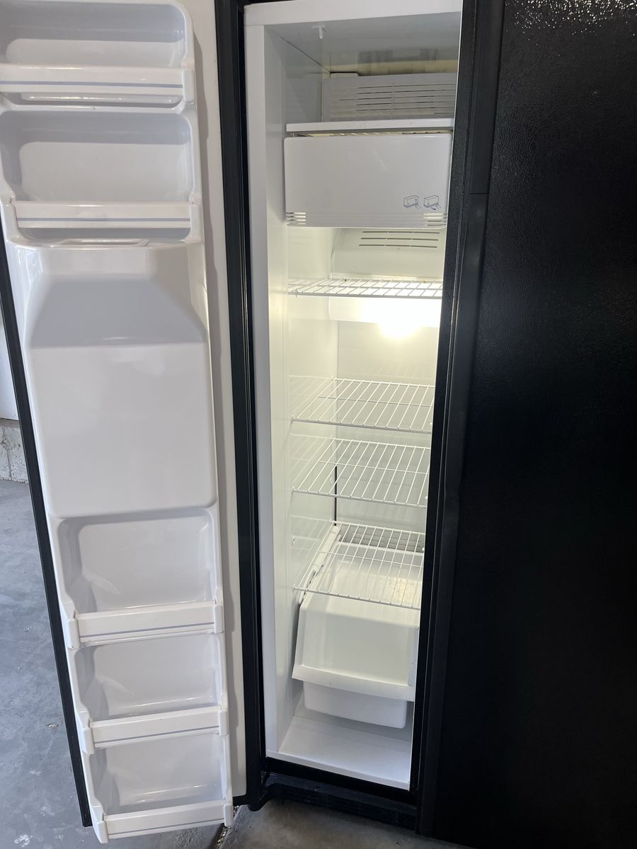 GE GSS25JEPD BB Side-by-Side Refrigerator/Freezer with Ice/Water Dispenser