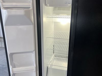 GE GSS25JEPD BB Side-by-Side Refrigerator/Freezer with Ice/Water Dispenser