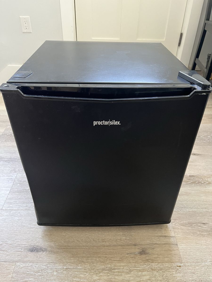 Proctor Silex Mini Fridge