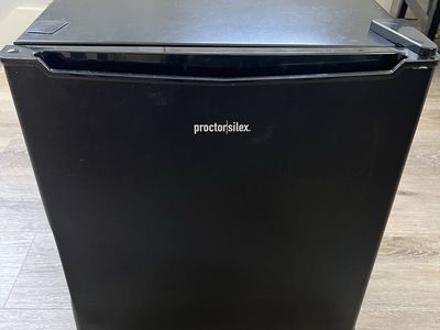 Proctor Silex Mini Fridge