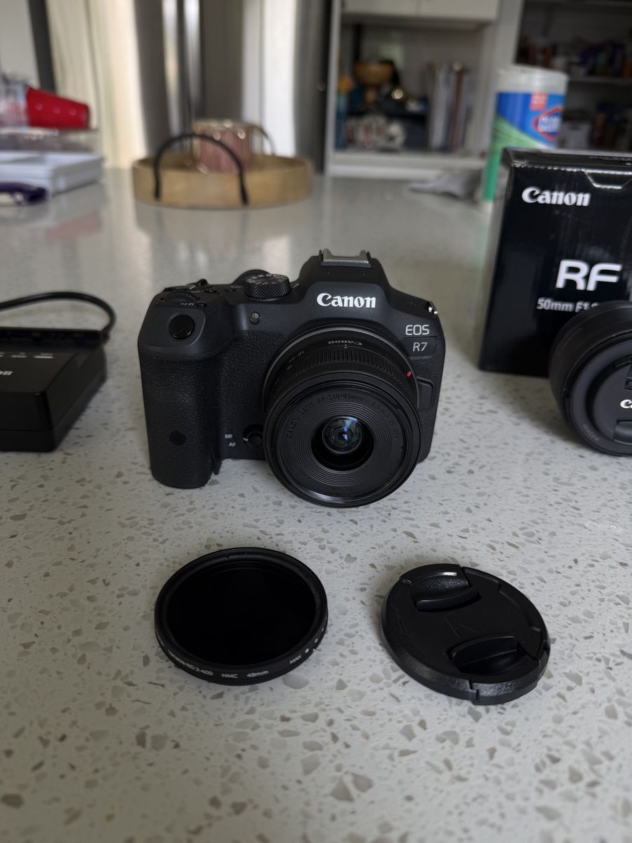 Canon EOS R7 Bundle