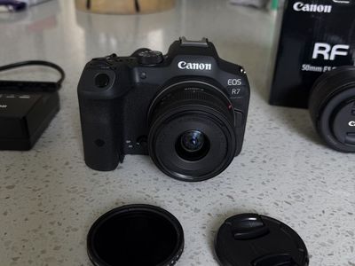 Canon EOS R7 Bundle