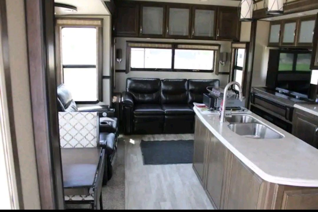 Fifth wheel trailer 