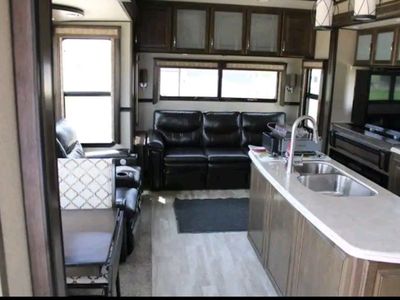Fifth wheel trailer