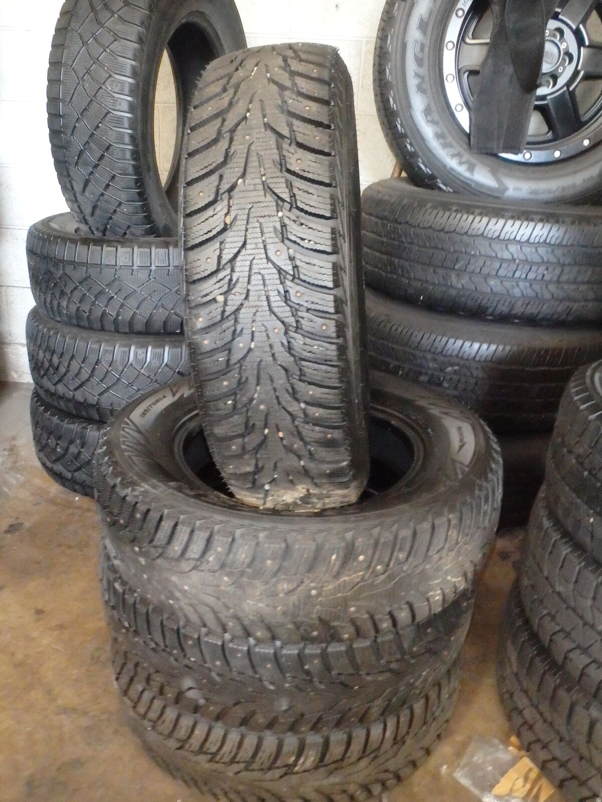 185/70R14 NEXEN WINGUARD MINSPIKEWH92 SET OF USED WINTER TIRES